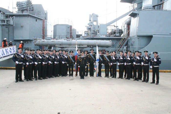 Thủy thủ của chiến hạm Nga làm nghi lễ hải quân